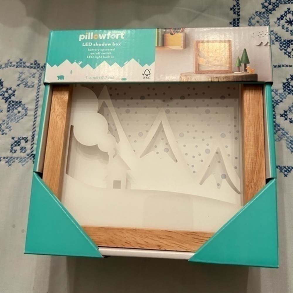 Pillowfort LED Shadow Box Fun Night Light Mountain Scene.  NEW IN BOX